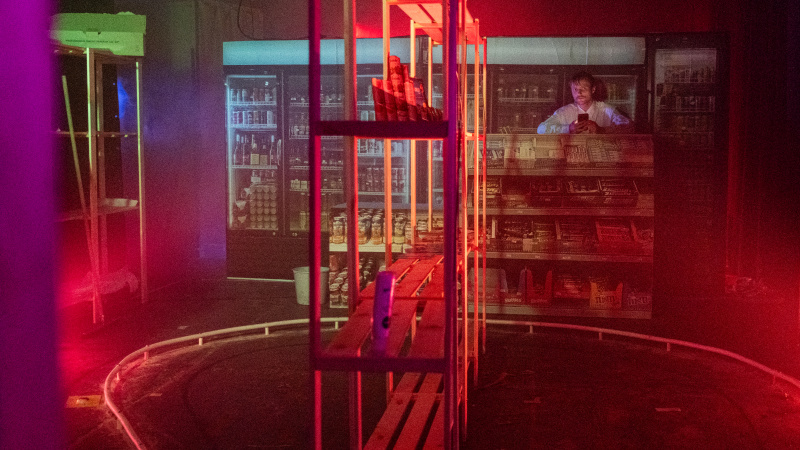 een spookachtge nachtwinkel gehuld in rode gloed